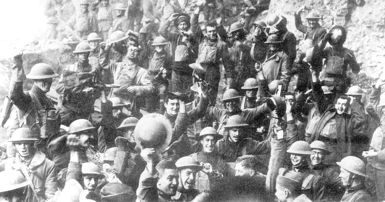 Американские солдаты празднуют прекращение огня 11 ноября 1918 года