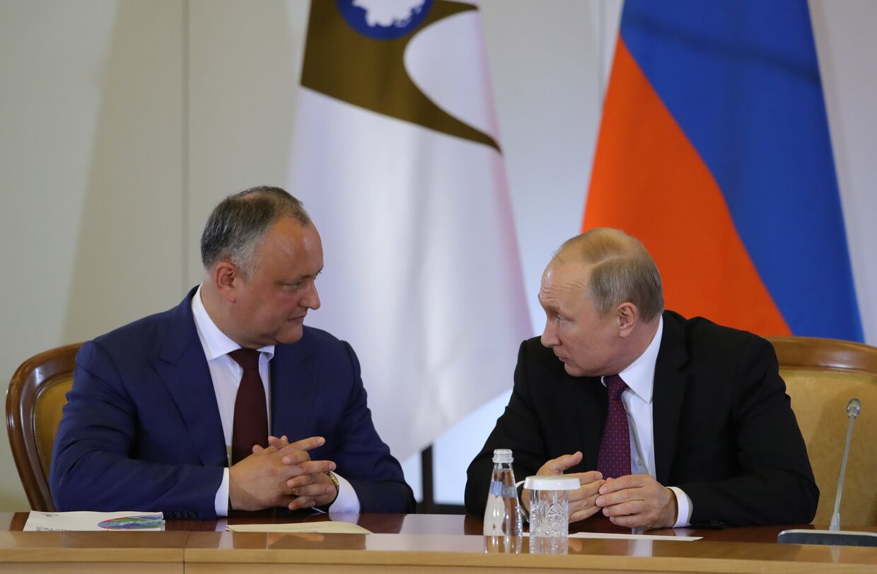 Президент РФ Владимир Путин и президент Молдавии Игорь Додон во время встречи в Сочи. 14 мая 2018