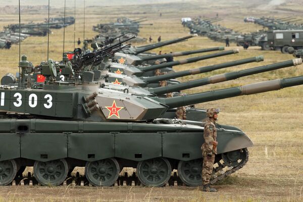 Военнослужащий у боевого танка Type 99 (ZTZ-99) Народно-освободительной армии Китая на забайкальском полигоне Цугол во время учений Восток-2018 Военнослужащий у боевого танка Type 99 (ZTZ-99) Народно-освободительной армии Китая на забайкальском полигоне Цугол во время учений Восток-2018