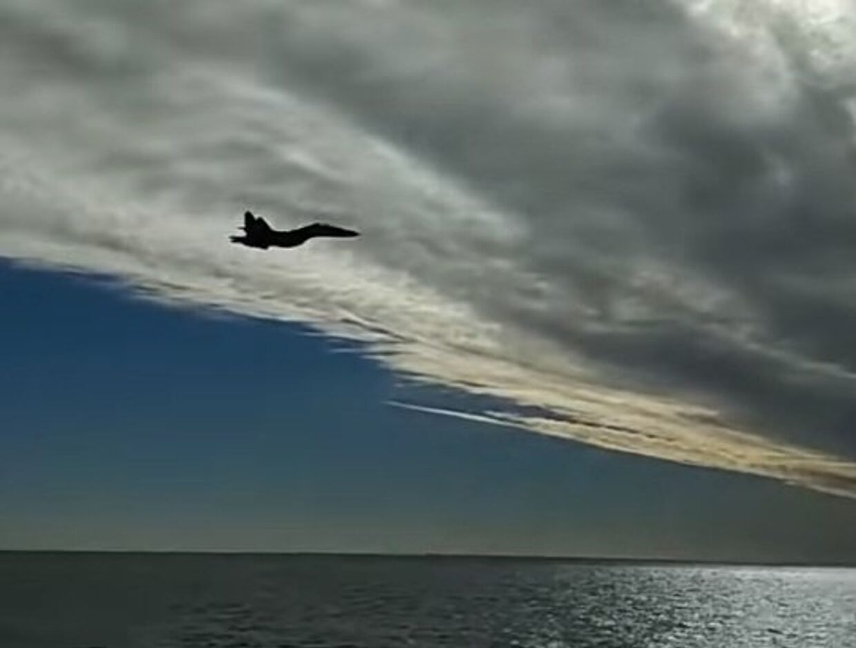 Су-27 пролетел над кораблями ВМС Украины
