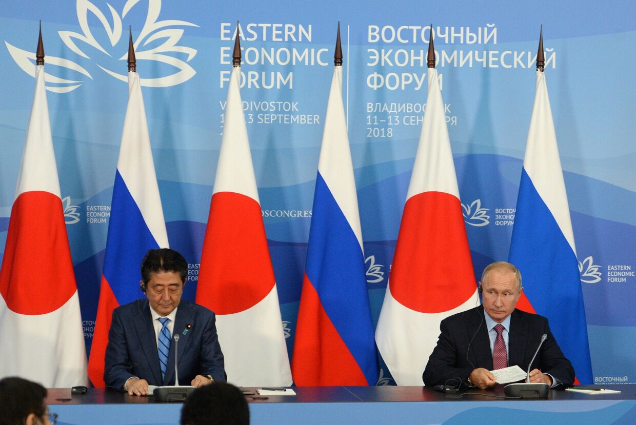 Владимир Путин и премьер-министр Японии Синдзо Абэ на церемонии подписания совместных документов по итогам переговоров во Владивостоке. 10 сентября 2018