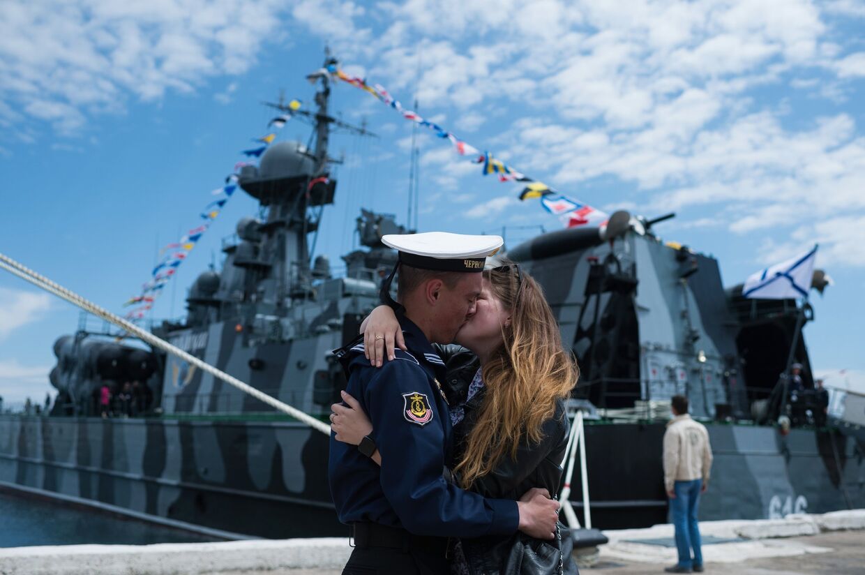 Моряк Черноморского флота с девушкой во время праздничных мероприятий в Севастополе. 13 мая 2018