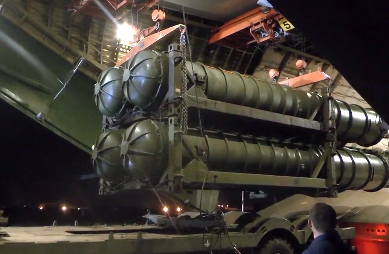 Выгрузка зенитно-ракетных комплексов С-300 в Сирии