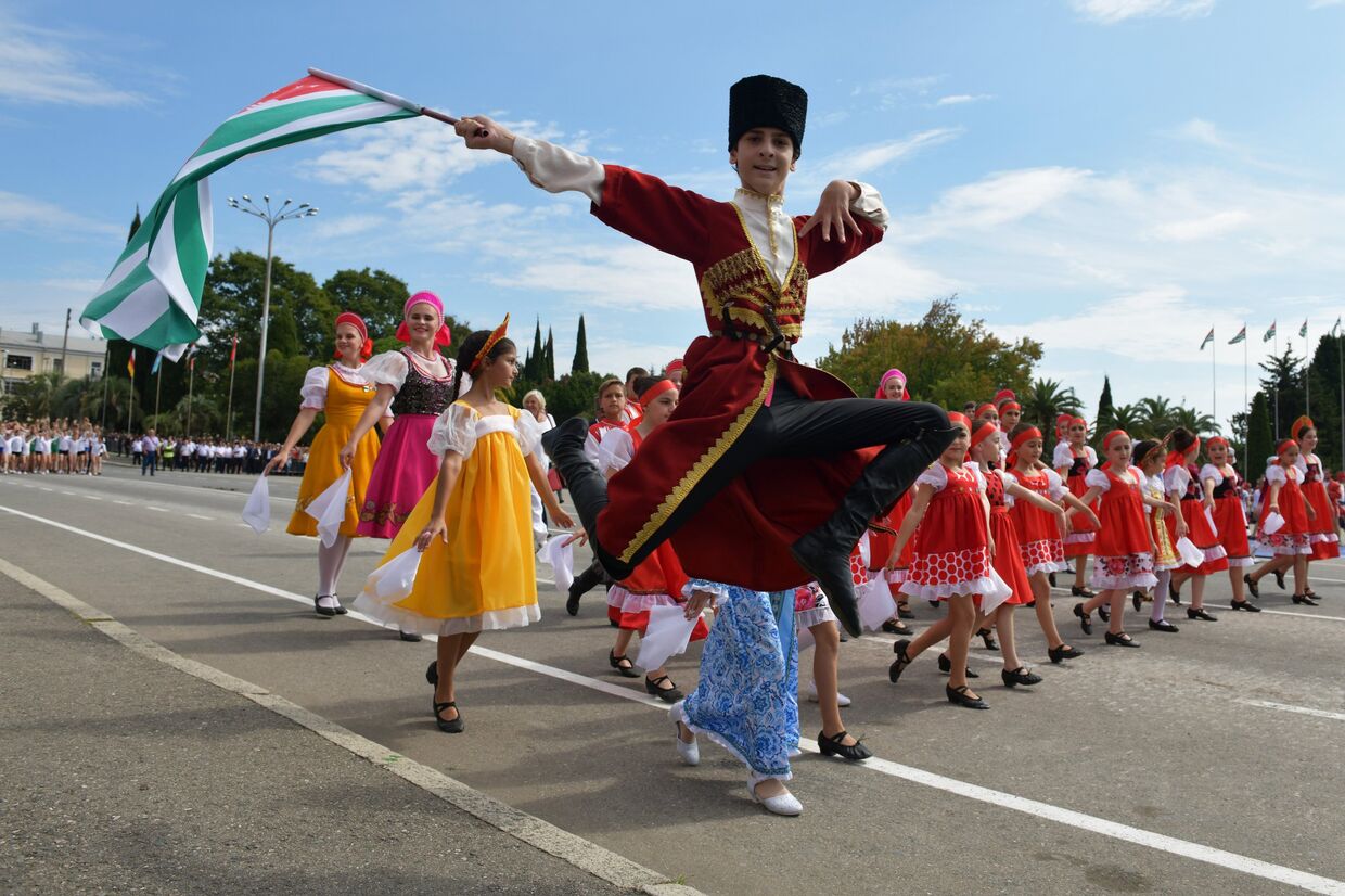 Участники праздничного шествия в честь Дня независимости Абхазии