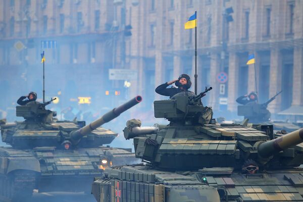 Танки Т-72 на репетиции военного парада в честь 27-ой годовщины Независимости Украины в центре Киева Танки Т-72 на репетиции военного парада в честь 27-ой годовщины Независимости Украины в центре Киева