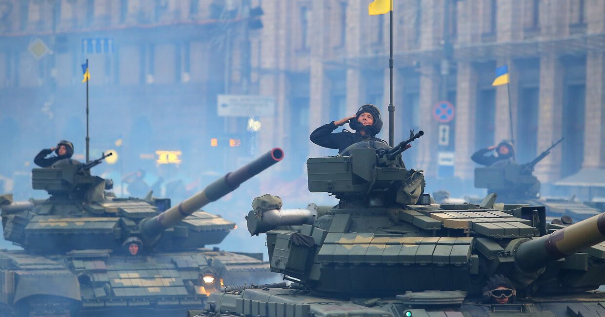 Танки Т-72 на репетиции военного парада в честь 27-ой годовщины Независимости Украины в центре Киева