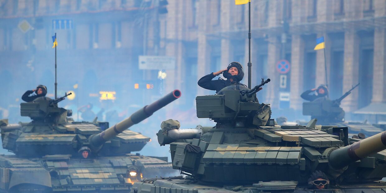 Танки Т-72 на репетиции военного парада в честь 27-ой годовщины Независимости Украины в центре Киева