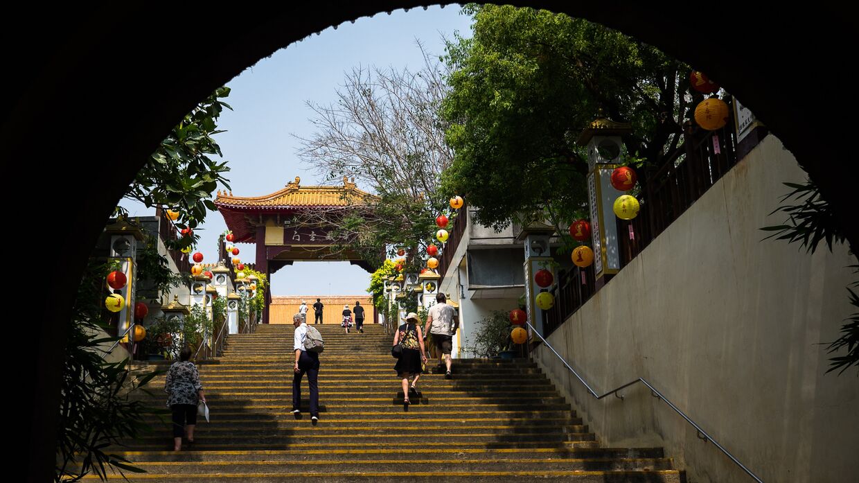 Посетители на территории монастыря Фо Гуан Сан в городе Гаосюн, Тайвань
