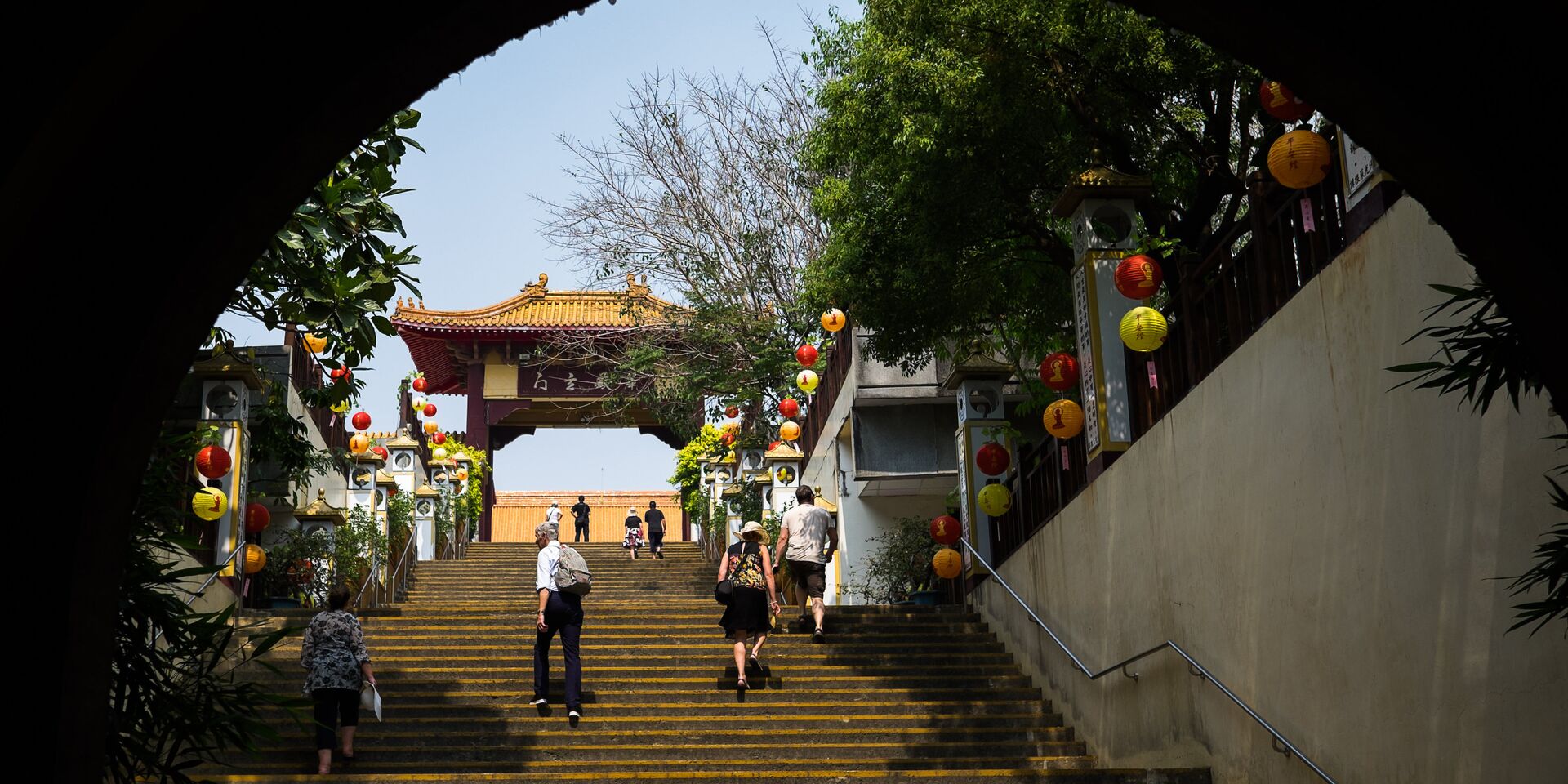 Посетители на территории монастыря Фо Гуан Сан в городе Гаосюн, Тайвань - ИноСМИ, 1920, 15.05.2023