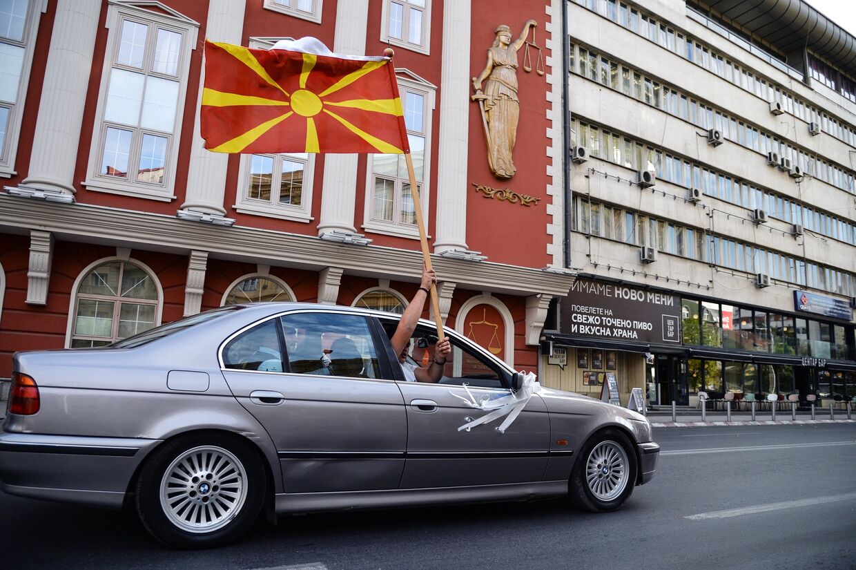 Автомобиль с флагом Македонии в Скопье