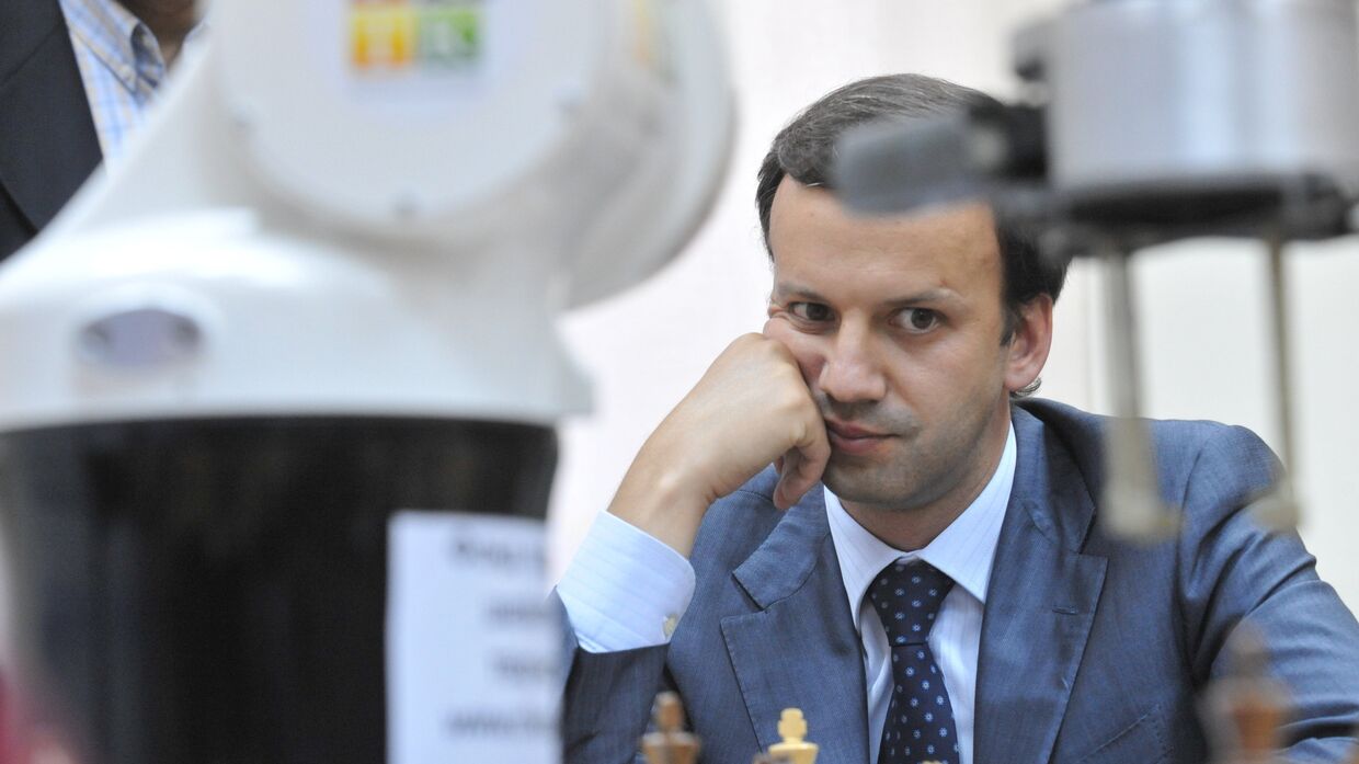 Аркадий Дворкович играет в шахматы с роботом