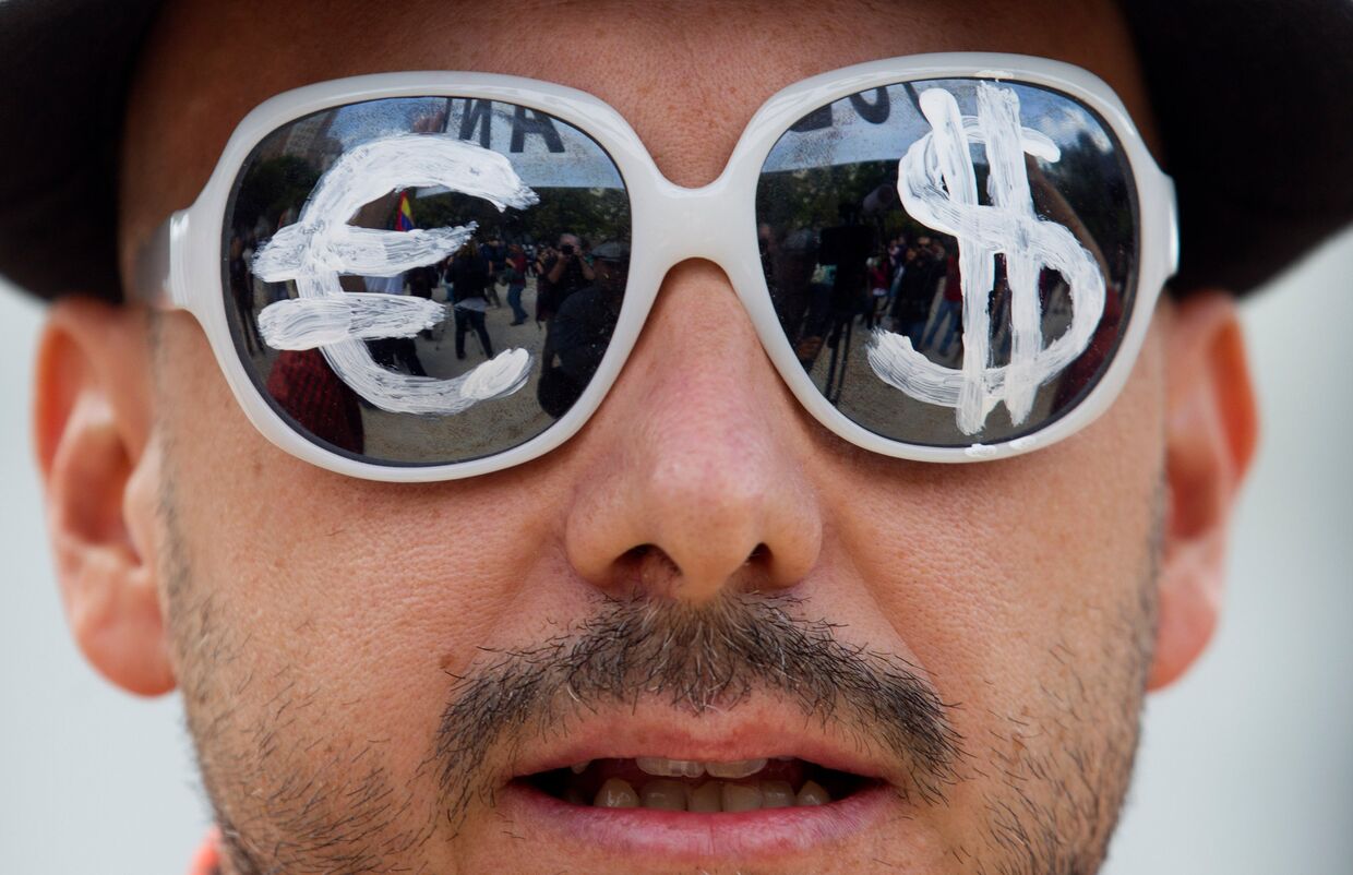 Мужчина в очках с символами евро и доллара