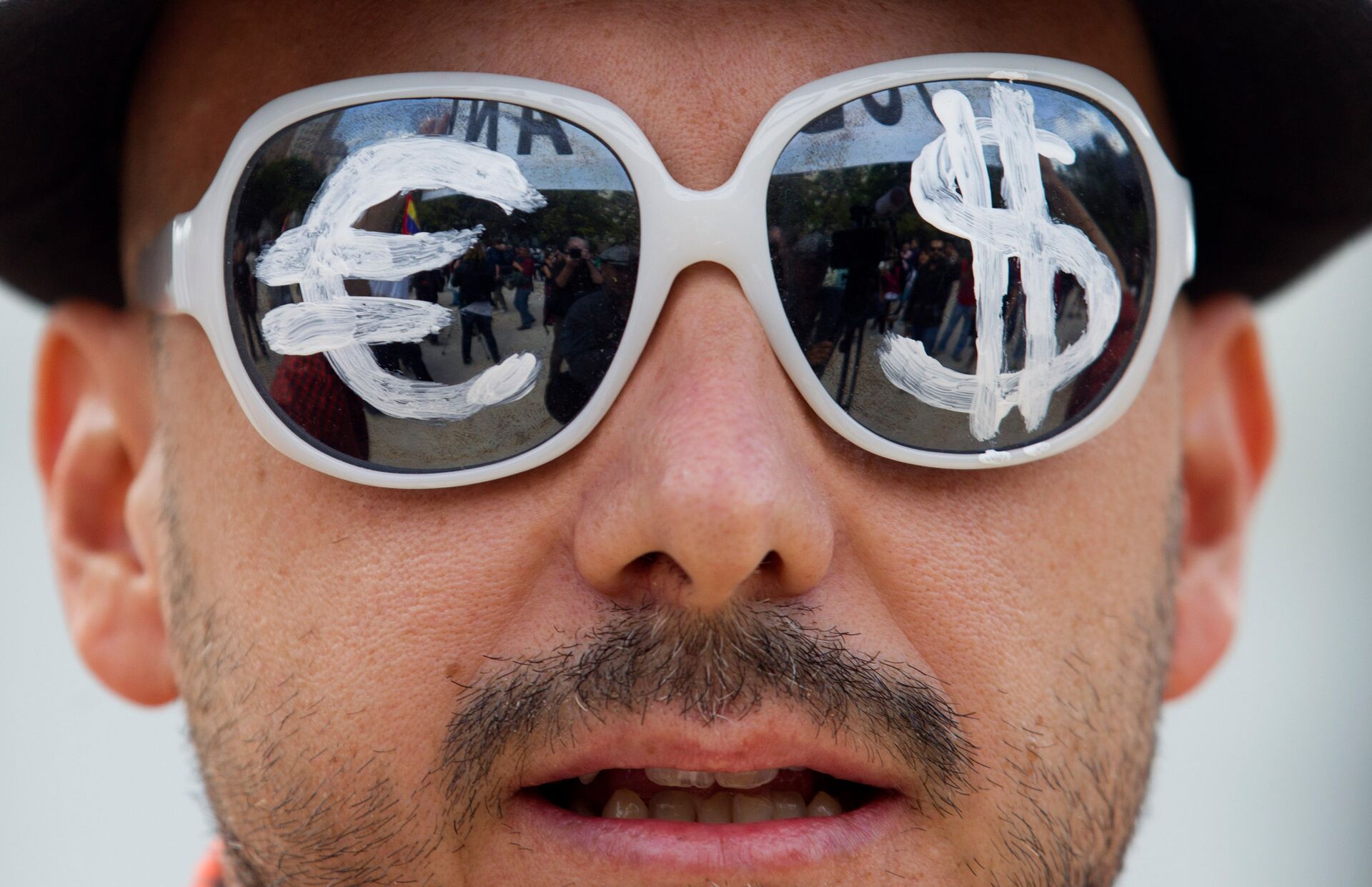 Мужчина в очках с символами евро и доллара - ИноСМИ, 1920, 30.04.2021