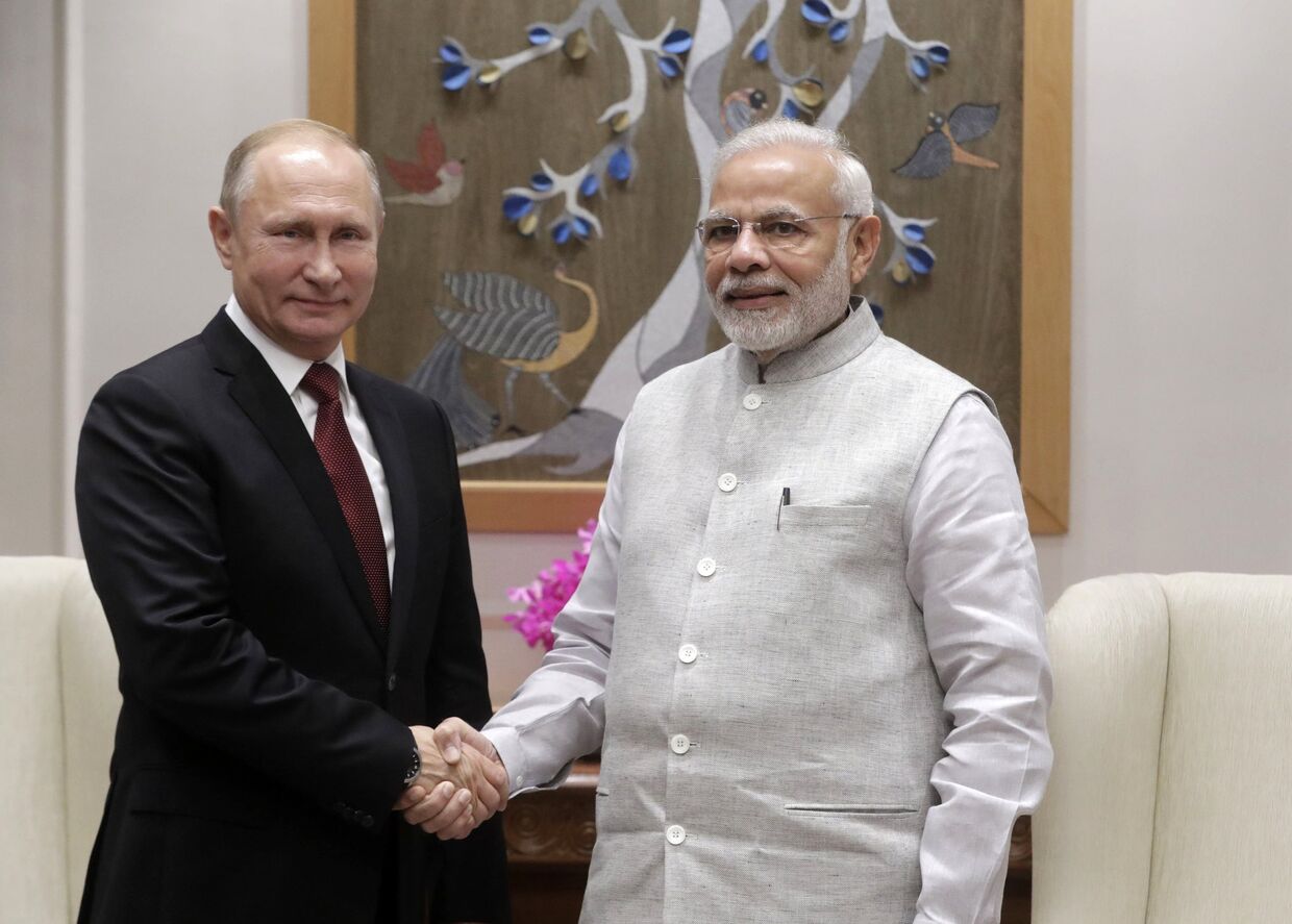 Владимир Путин и премьер-министр Республики Индии Нарендра Моди на церемонии встречи в Нью-Дели. 4 октября 2018