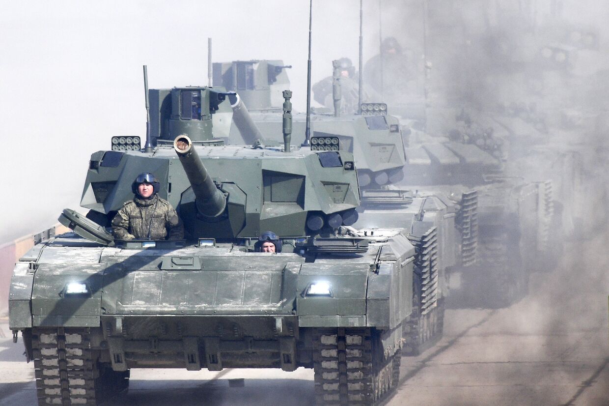 Танк Т-14 Армата во время репетиции Парада Победы на военном полигоне Алабино в Московской области