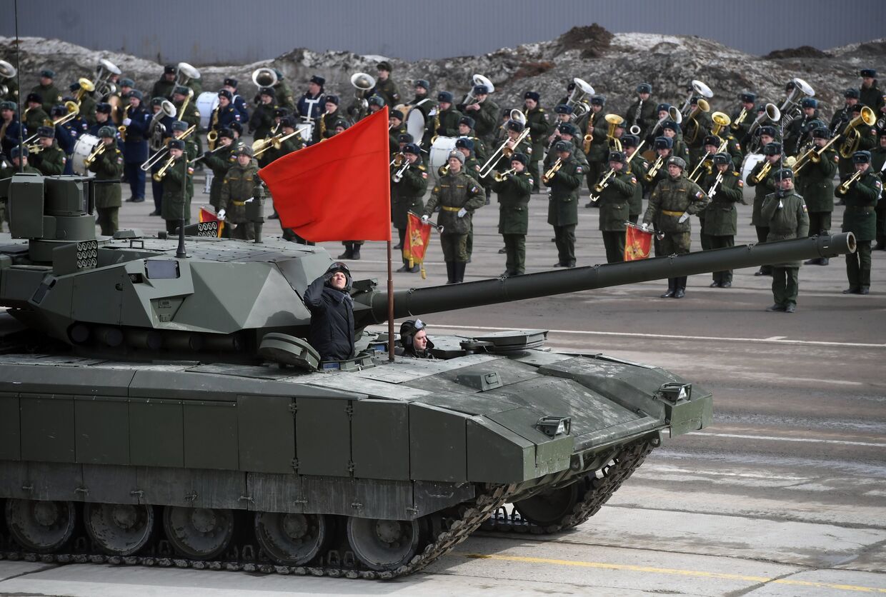 Танк Т-14 Армата во время тренировки к военному параду на Красной площади 9 мая 2017 года
