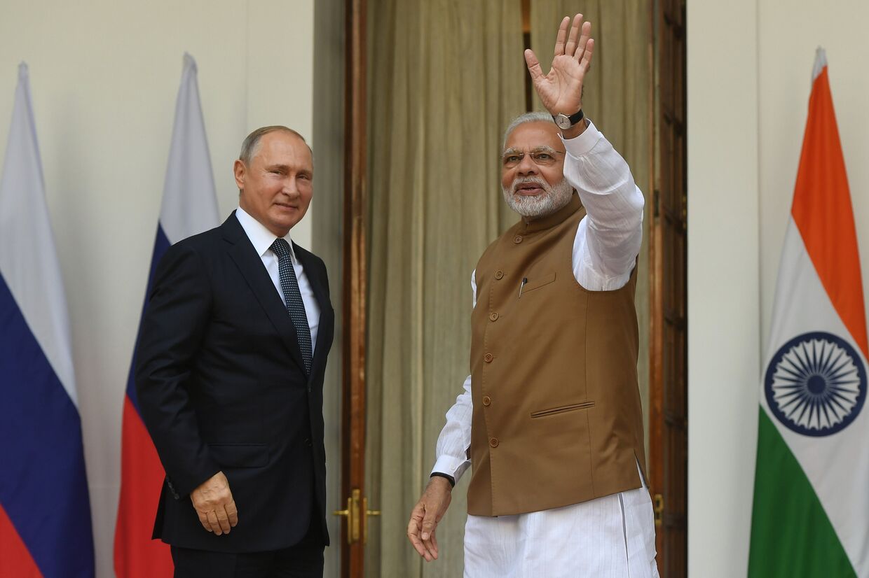 Президент РФ Владимир Путин и премьер-министр Республики Индии Нарендра Моди во время встречи в Хайдарабадском дворце в Нью-Дели. 5 октября 2018