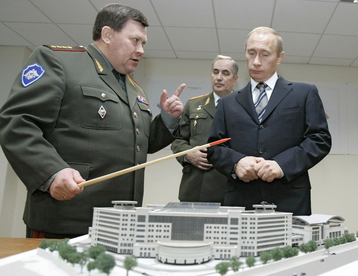 Владимир Путин осматривает макет здания ГРУ