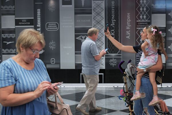 Пассажиры на станции Рассказовка Калининско-Солнцевской линии Московского метрополитена Пассажиры на станции Рассказовка Калининско-Солнцевской линии Московского метрополитена