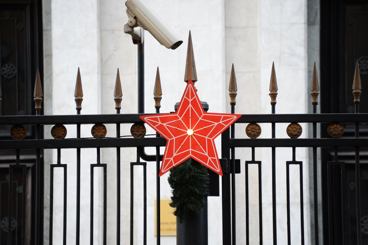 Красная звезда на ограде здания министерства обороны РФ