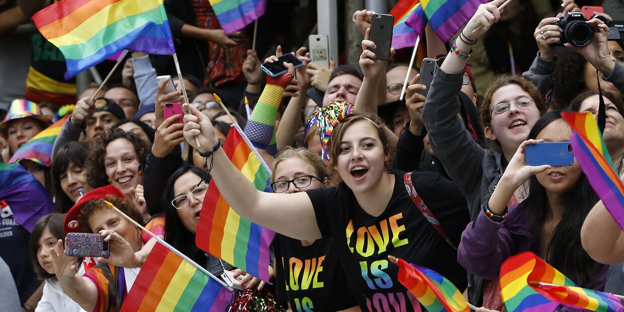 Участники гей-парада в Нью-Йорке, США