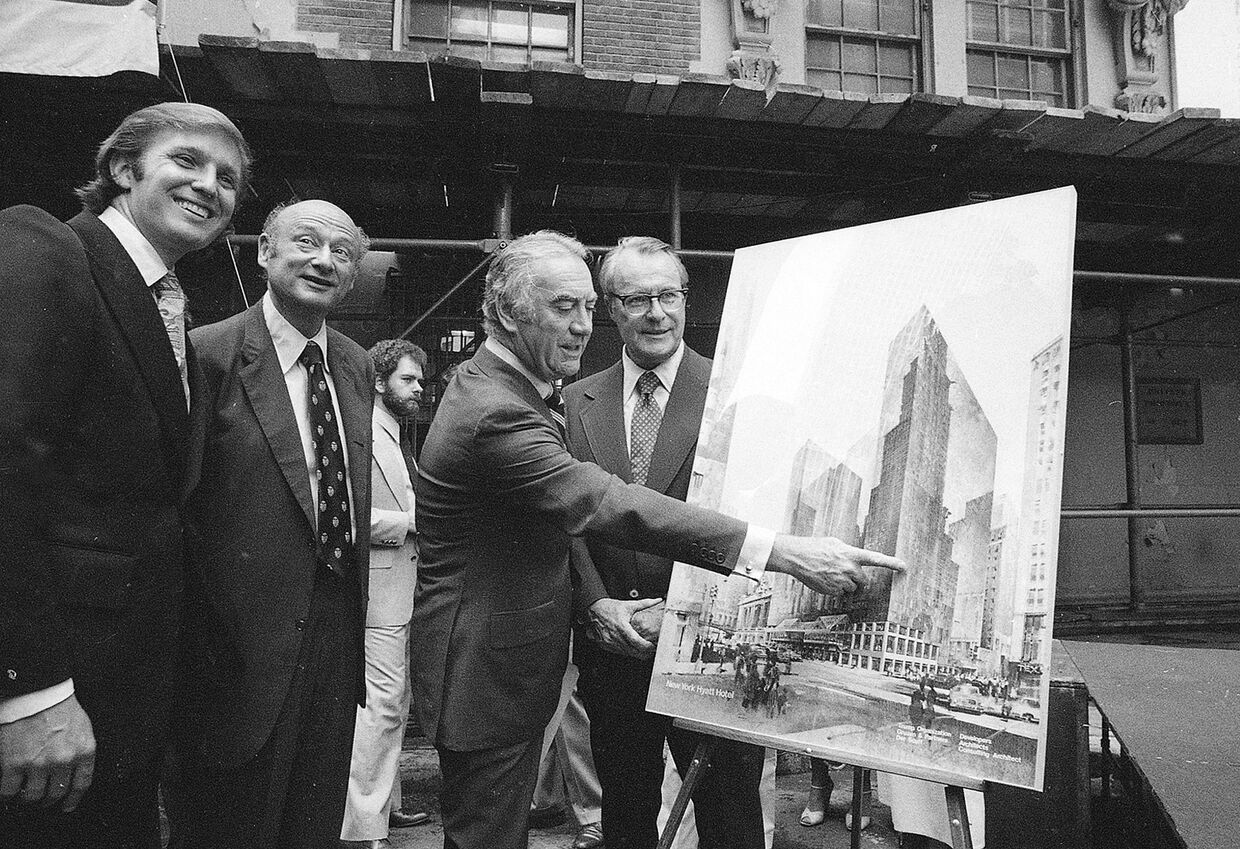 28 июня 1978. Дональд Трамп (слева) участвует в обсуждении концепции New York Hyatt Hotel