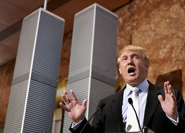 Дональд Трамп во время презентации моделей Башен-Близнецов II в Trump Tower в Нью-Йорке Дональд Трамп во время презентации моделей Башен-Близнецов II в Trump Tower в Нью-Йорке
