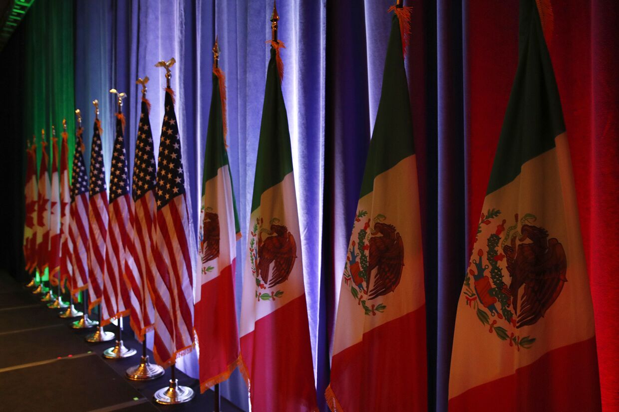 Флаги Канады, Мексики и США перед пресс-конференцией о переговорах по НАФТА в Вашингтоне