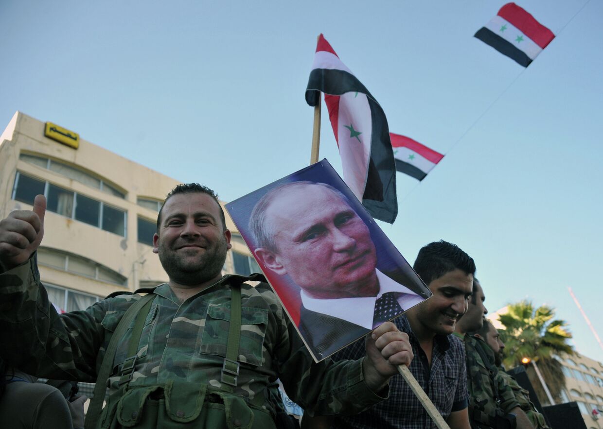 Военнослужащие Сирийской Арабской армии на митинге в Тартусе в поддержку операции Воздушно-космических сил РФ в Сирии