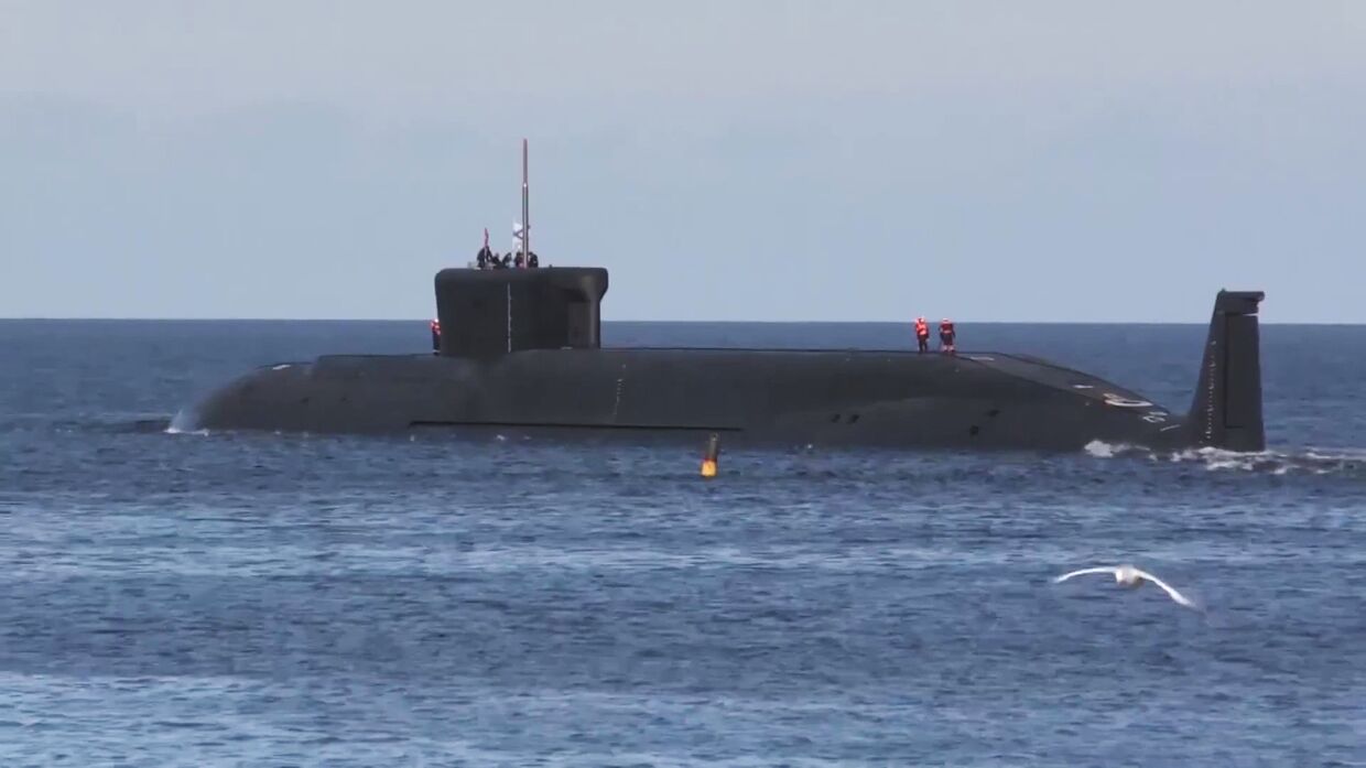 Подводный крейсер Юрий Долгорукий, с которого производится запуск ракет  Булава по полигону Кура