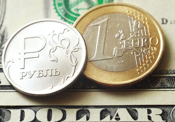 Монеты номиналом один рубль, один евро на банкноте один доллар США Монеты номиналом один рубль, один евро на банкноте один доллар США
