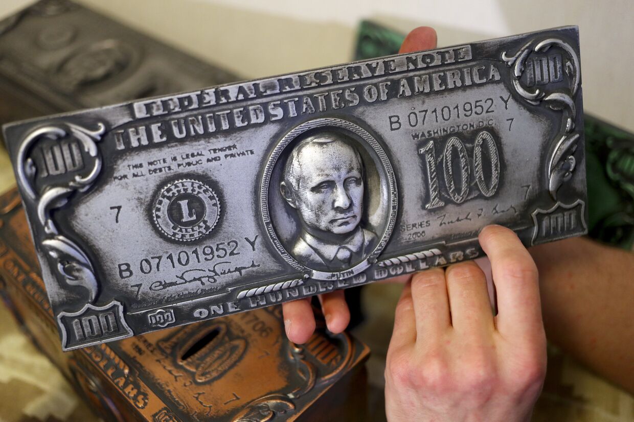Имитация печатной пластины стодолларовой купюры с изображением Владимира Путина