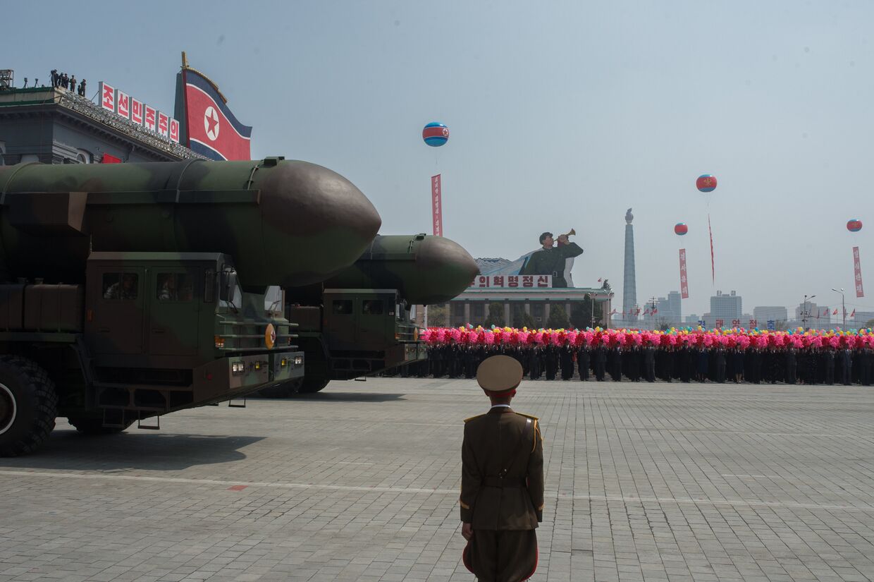 Пусковые установки межконтинентальных баллистических ракет Корейской народной армии во время парада, приуроченного к 105-й годовщине со дня рождения основателя северокорейского государства Ким Ир Сена, в Пхеньяне