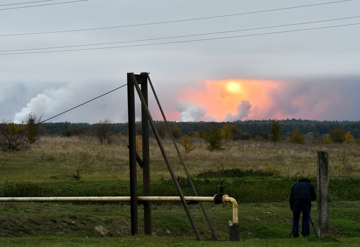 Дым от взрывов на складе с боеприпасами в районе населенного пункта Ичня Черниговской области, Украина. 9 октября 2018