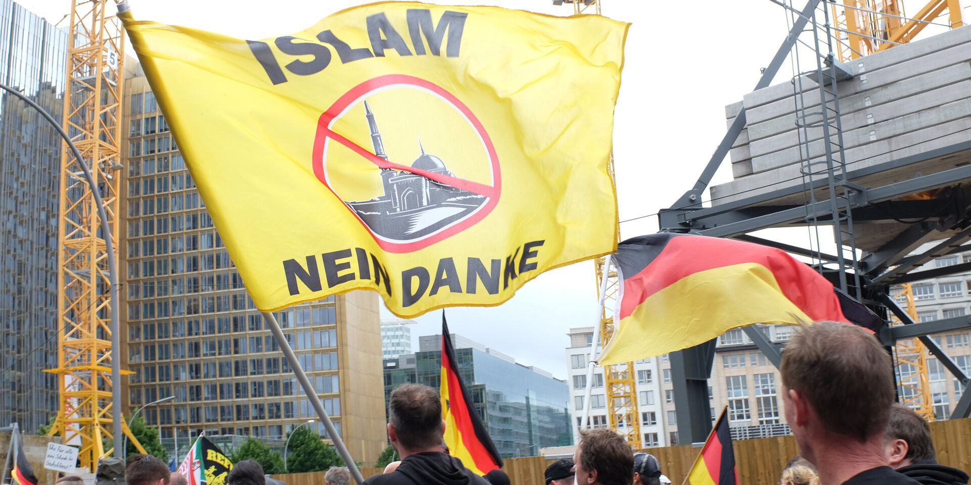 Участники акции против про-иммигрантской политики канцлера Германии Ангелы Меркель в Берлине - ИноСМИ, 1920, 07.02.2026