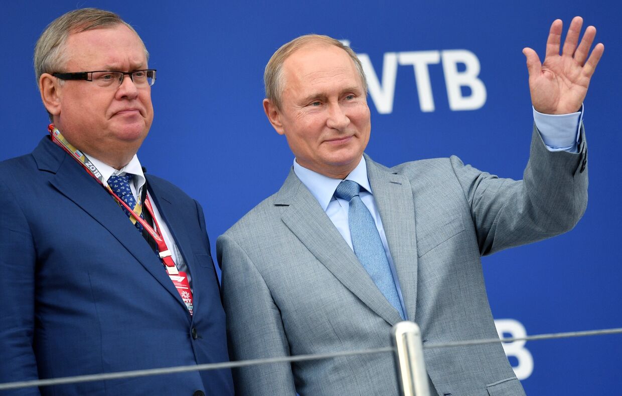 Президент РФ В. Путин и председатель правления Банка ВТБ Андрей Костин (слева)
