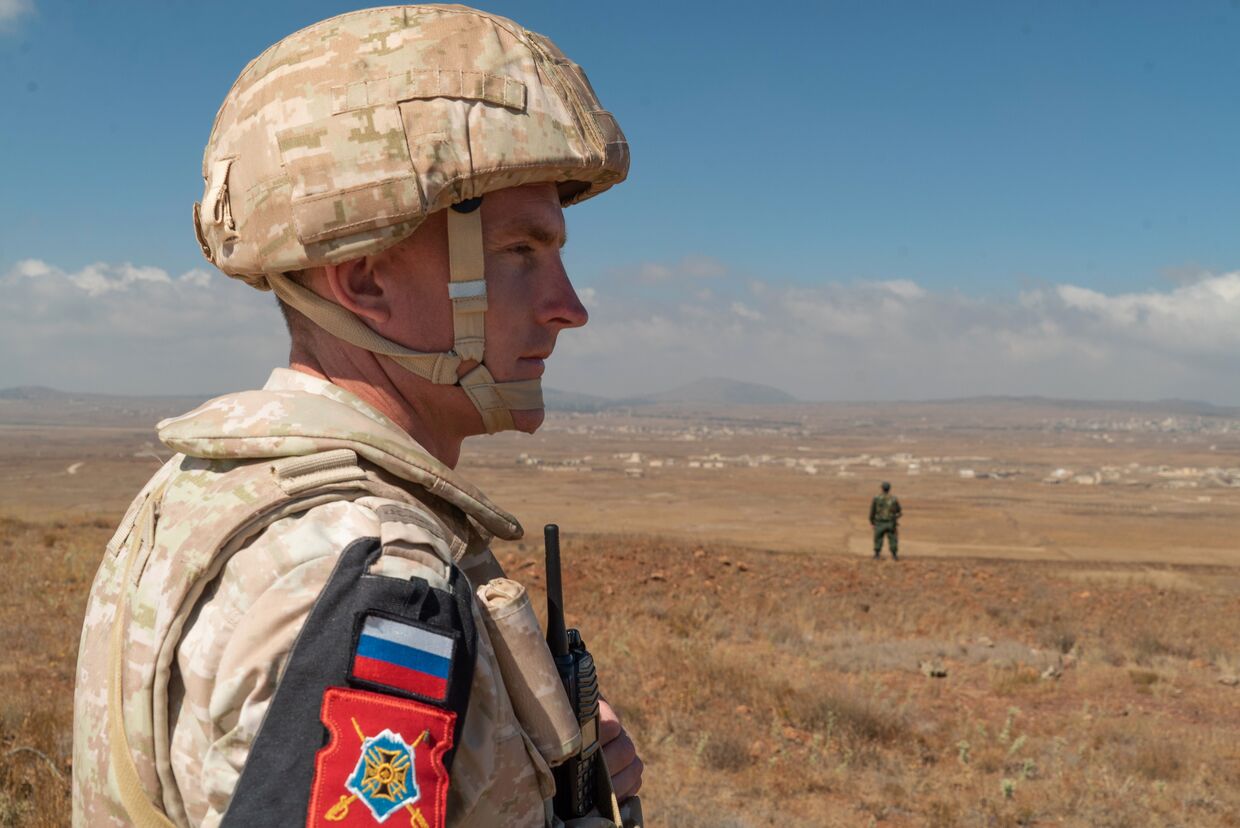 Сотрудник российской военной полиции вблизи деревни Таль Крум на сирийских Голанских высотах