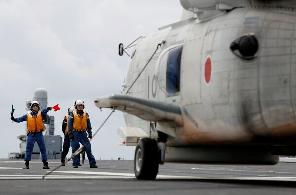 Женщины, служащие на крупнейшем военном корабле Японии