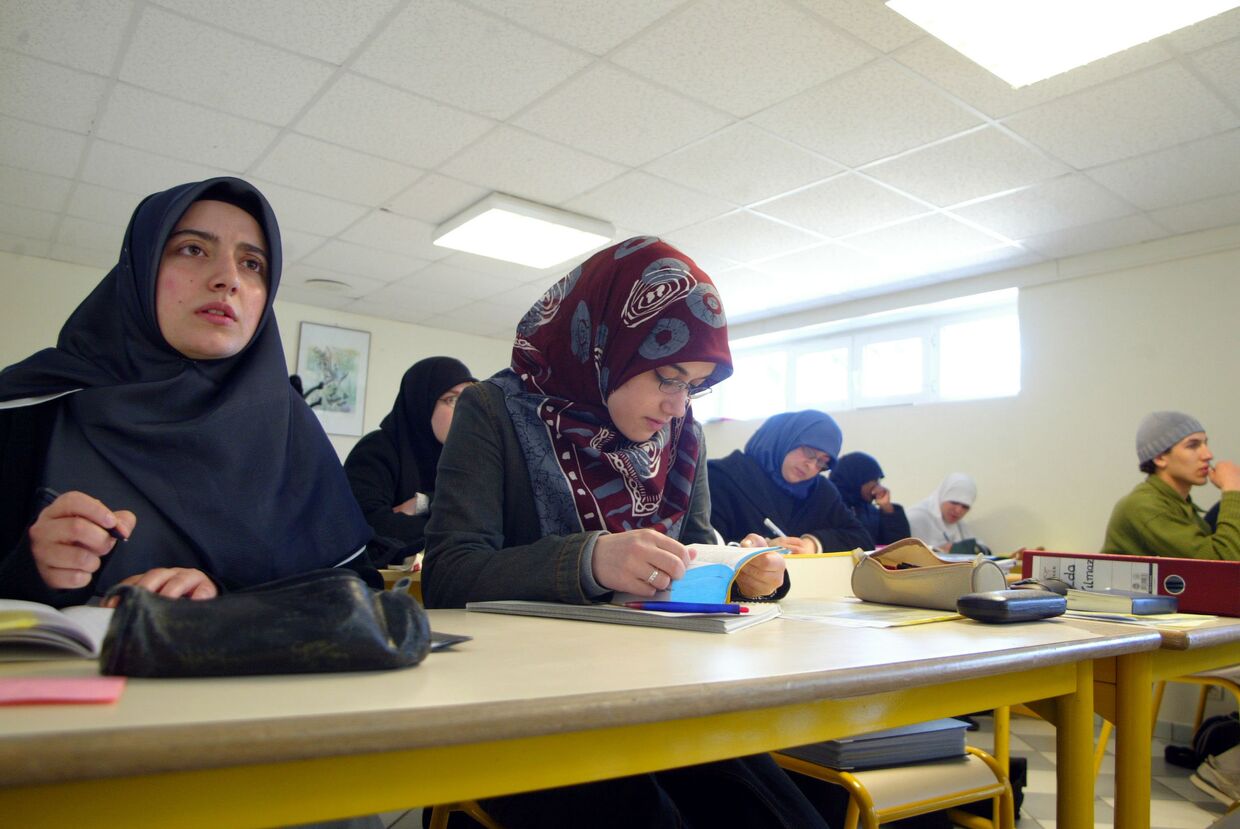 Студенты изучают коран на арабском языке в институте в Сен-Леже-де-фуре, Франция