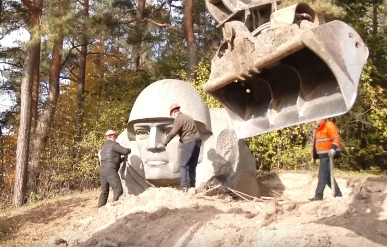 В Литве демонтировали скульптуру советского солдата