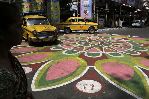 Перекресток на улице в индийской Калькутте, разукрашенный к празднику Дурга-пуджа