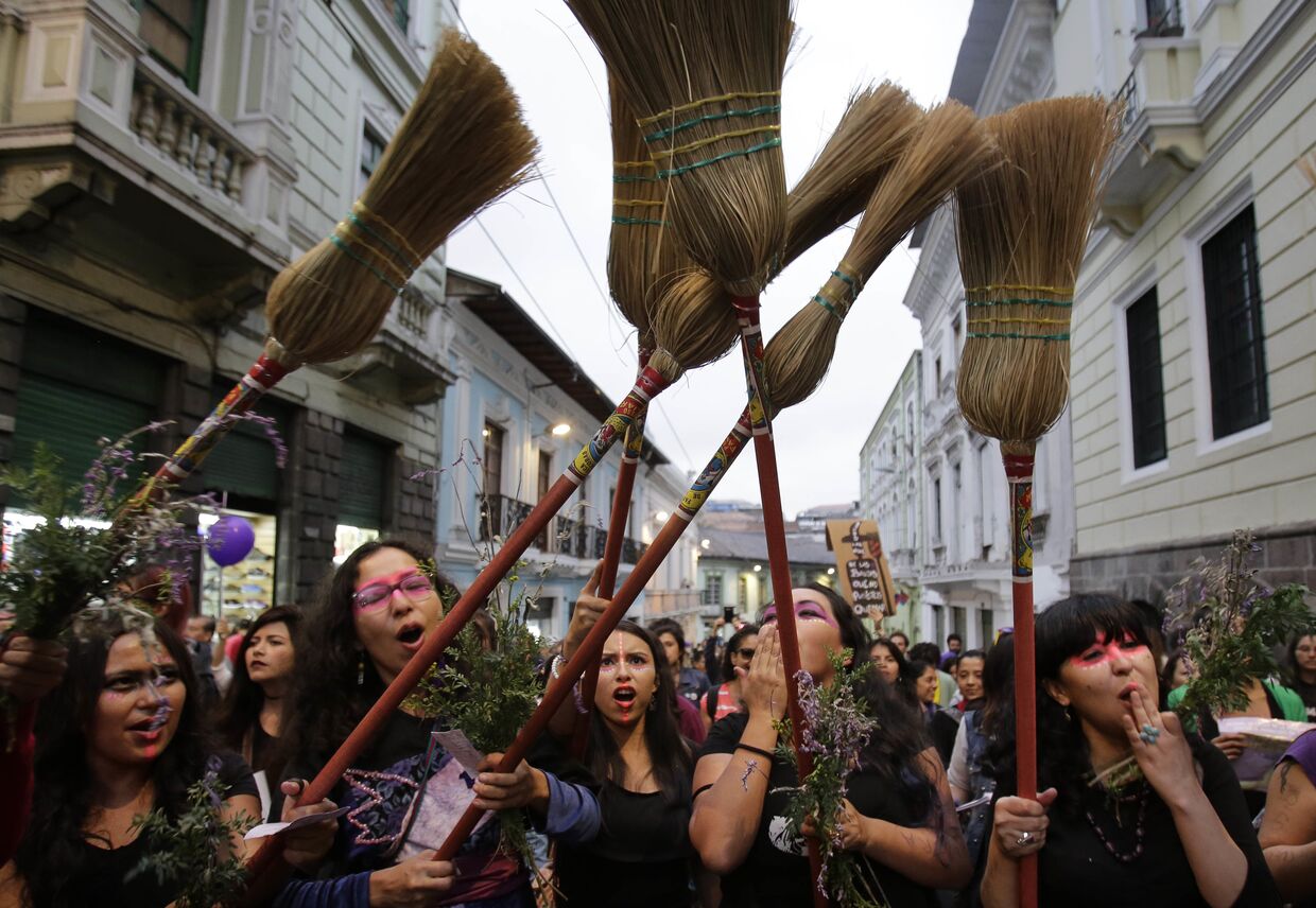 Участницы марша феминистских организаций Эквадоре