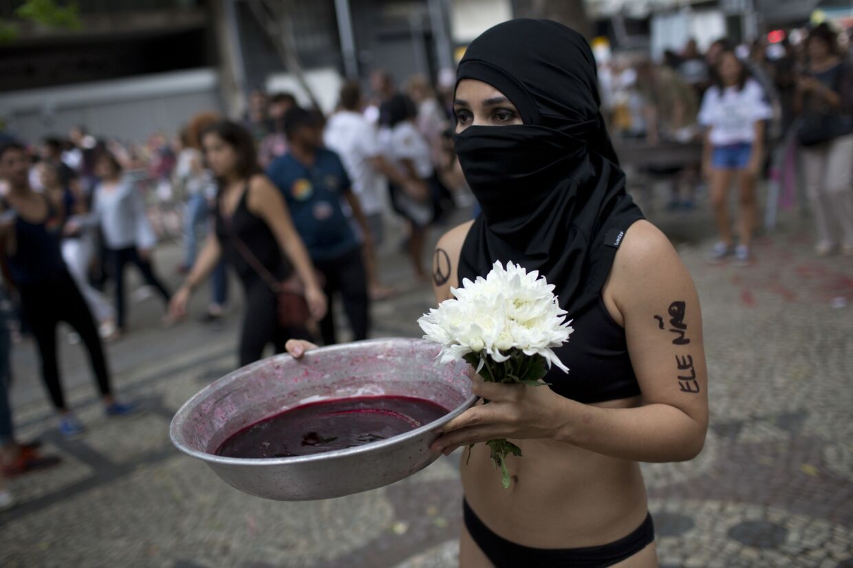 Участница протеста против Жаира Болсонара в Рио-де-Жанейро
