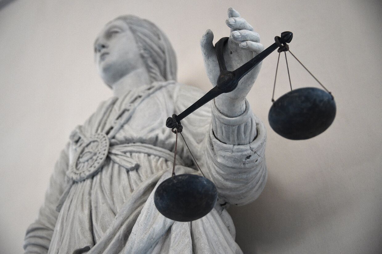 Статуя богини справедливости в здании суда в городе Рен