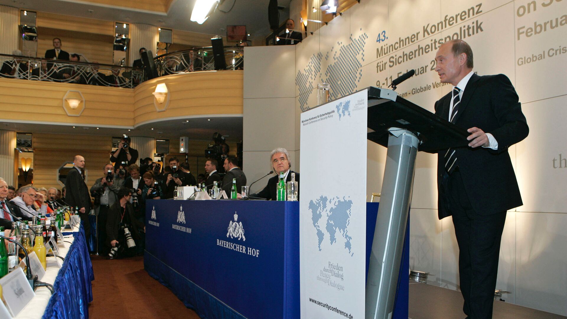 Президент России Владимир Путин во время выступления на 43-й Мюнхенской конференции по вопросам политики безопасности. 10 февраля 2007  - ИноСМИ, 1920, 22.08.2022