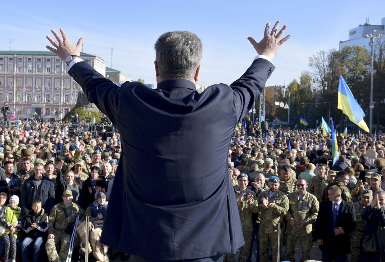 Президент Украины Петр Порошенко во время митинга