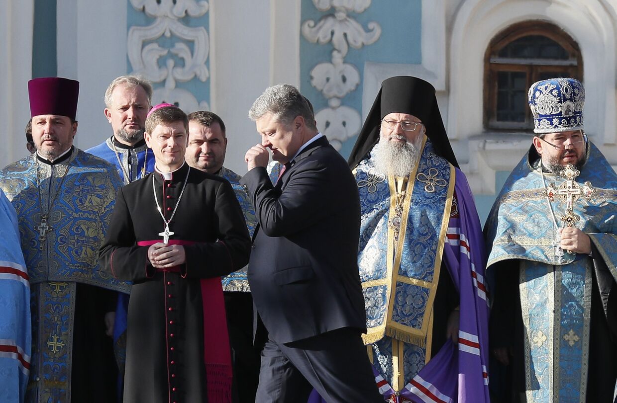 Президент Украины Петр Порошенко во время массовой молитвы в Киеве