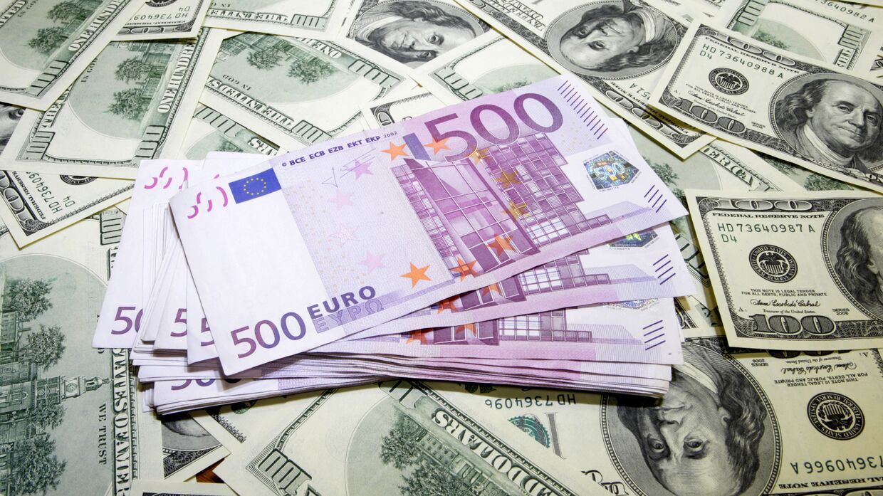 Денежные купюры: евро и доллары США