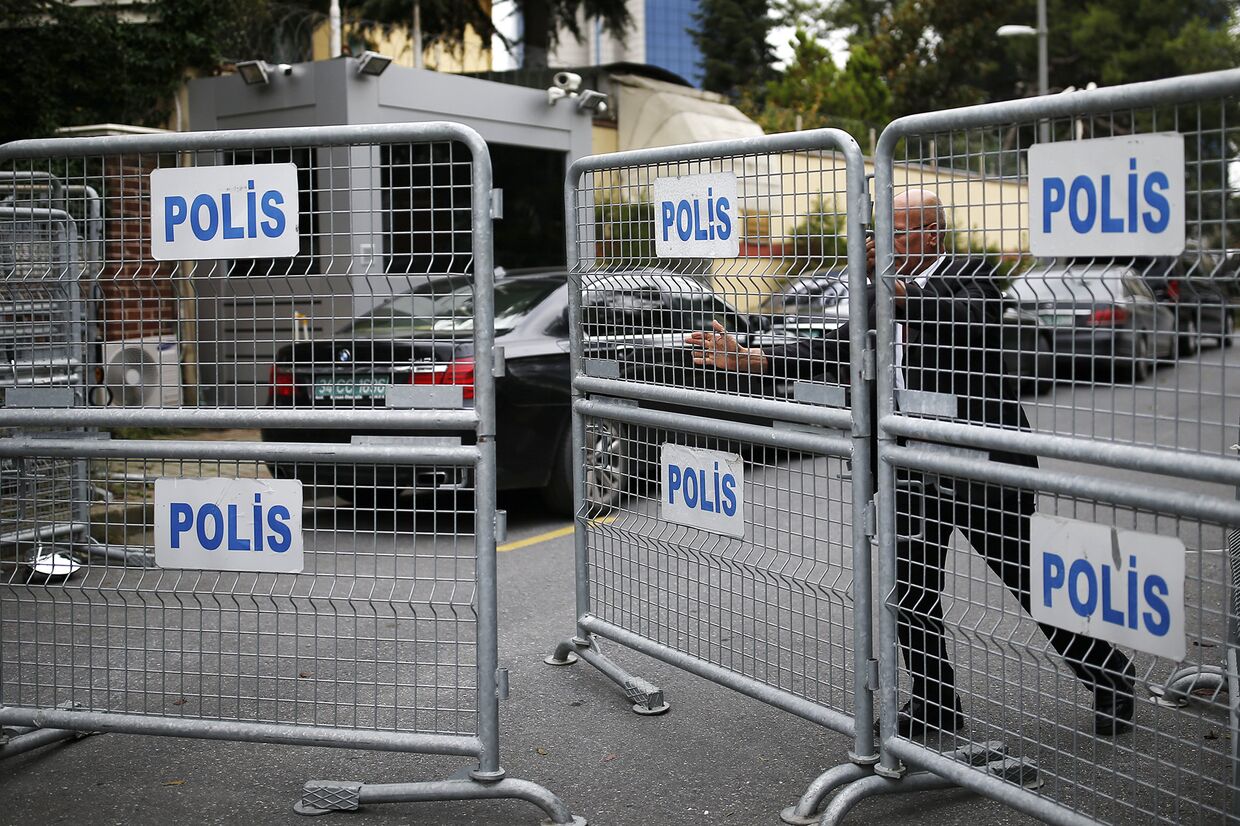Полиция блокирует дорогу, ведущую к консульству Саудовской Аравии в Стамбуле