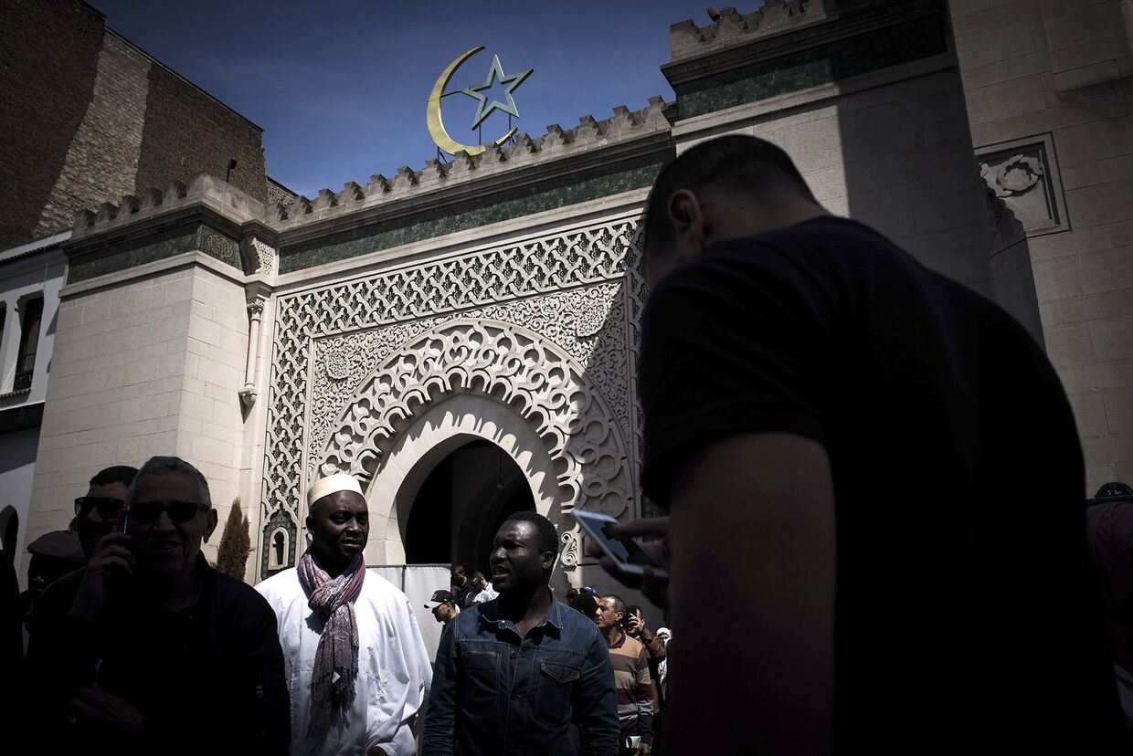 Верующие покидают Гранд Моски де Пари после пятничной молитвы в Париже